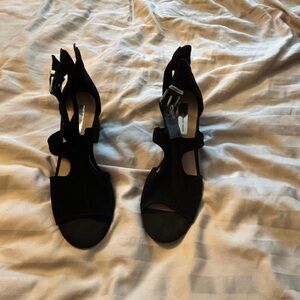 Comfy fit worn very few times.